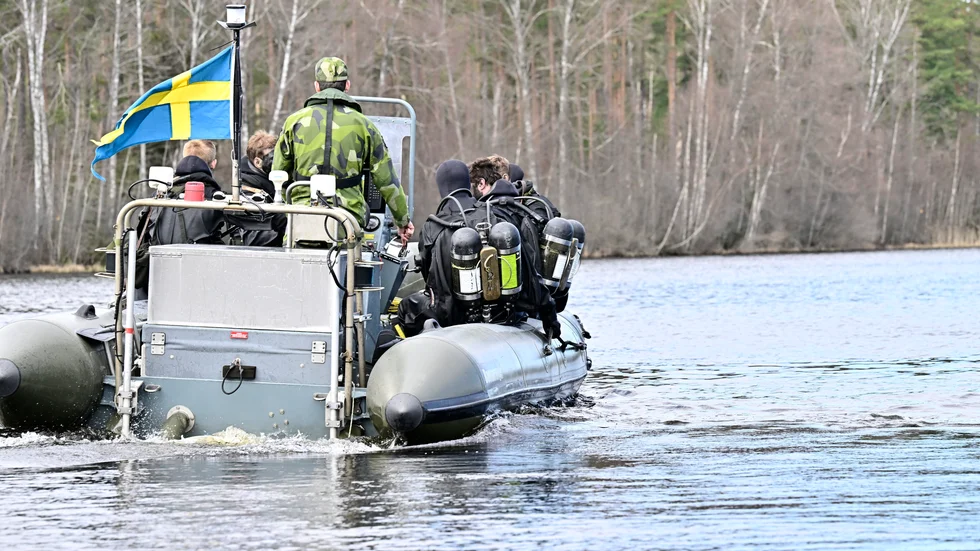 Åke Karlsson i Kolmården anser inte att det är rätt att prioritera mängder av skattemiljarder till Ostlänken. Givet saqmhällsproblemen behövs stora satsningar på bland annat polisen och totalförsvaret skriver Karlsson i sin debattartikel i Folkbladet idag.  På bilden syns svenska försvarets dykare under en övning i Eksjö. 
