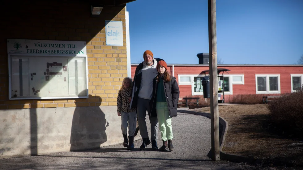 Hedda går i femman och lillassyster Isa i tvåan på Fredriksbergsskolan. Tillsammans med sin pappa Per Nyman, försöker de stoppa avvecklingen av skolan som nyligen annonserats. "Alla tycker det är jobbigt, vi vill inte splittras", säger Hedda som går i årskurs fem.