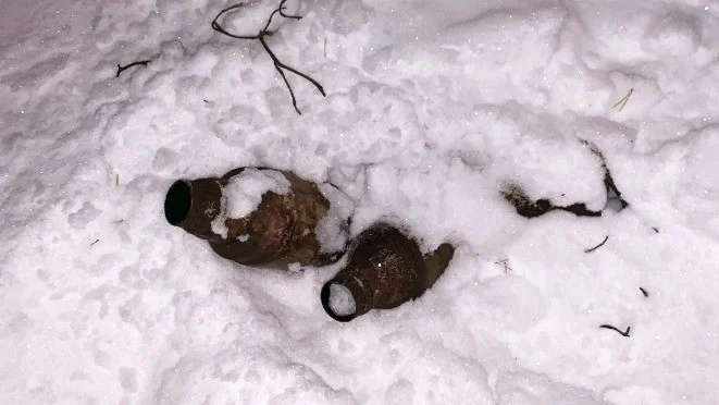 I Boden gömde männen det misstänkta stöldgodset i skogen under snön.
