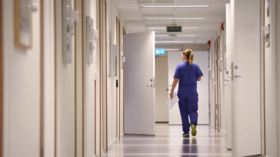 Utebliven ansvarsfull politik tillsammans med privatiseringar utarmar vården, menar skribenten.
