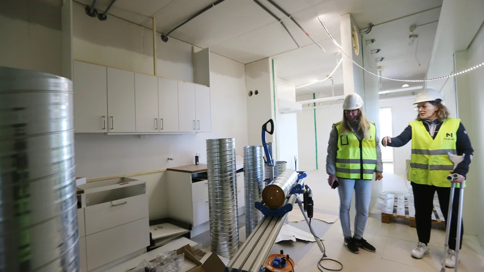 Personalrummet på våning 3 kom med skåpinredning samt el- och vattendragning. Enhetschef Åsa Bendelin fick sin första rundtur i torsdags tillsammans med lokalstrateg Kajsa Holmström.