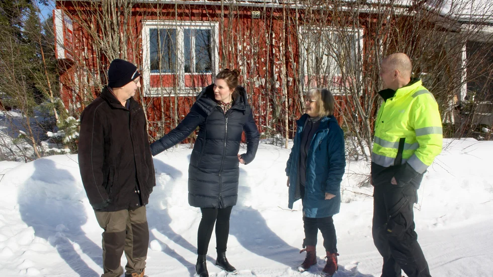 Hans-Olof Eriksson, Bastuträsk, Emma Lundström, Advokatbyrån Kaiding ,Maj-Britt Hägglund Westermark och Gunnar Westermark, Bastuträsk, utanför den herrelösa byggnaden på Skolgatan