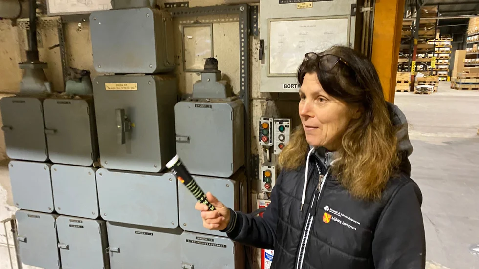 Här var tidigare en möbelindustri, förklarar Ann-Christin Nilsson Cedermo den något överdimensionerade elcentralen hos Tree logistics. Någonstans försvinner 12 000 watt. 