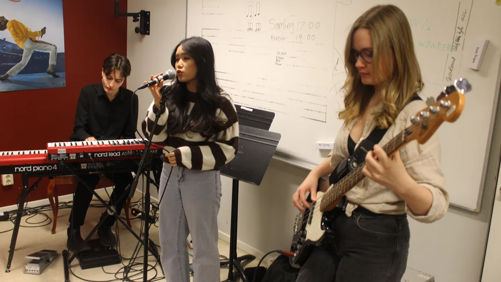 Maja Wallberg, bas, Sofia Nguyen, sång och Josef Paulsson, piano i bandet The Sneakers på Kulturskolan Motala framför tillsammans med bandets övriga medlemmar en låt under en repetition.