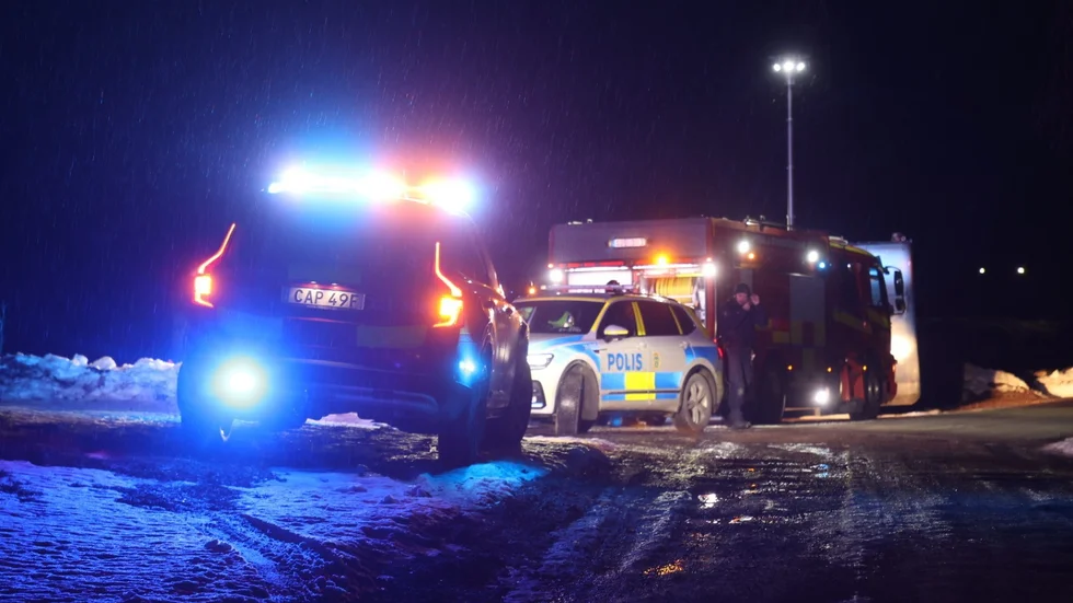 Räddningstjänsten larmades om brand på ett ladutak i Alundatrakten sent på fredagskvällen. 