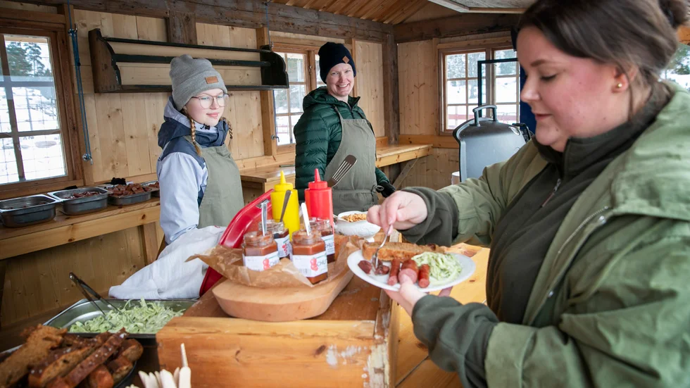 Lovisa Segersvärd har stannat till vid Bergs gård för ett smakprov på korvbrickan och ska sedan vidare till Järna för att besöka De Vilda och Saltå kvarn.