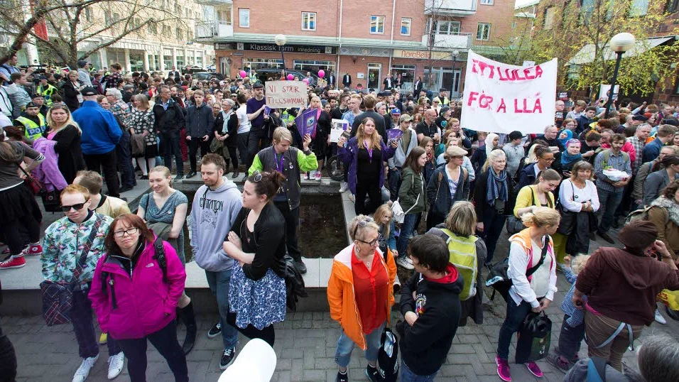 Cirka 600 personer. I god tid innan Jimmie Åkessons tal samlades människor för att visa att Luleå är till för alla.