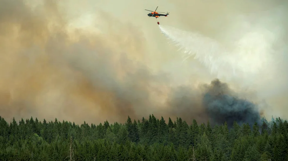 Helikoptrar normalt stationerade i Luleå deltar i det riskfyllda släckningsarbetet i Västmanland.