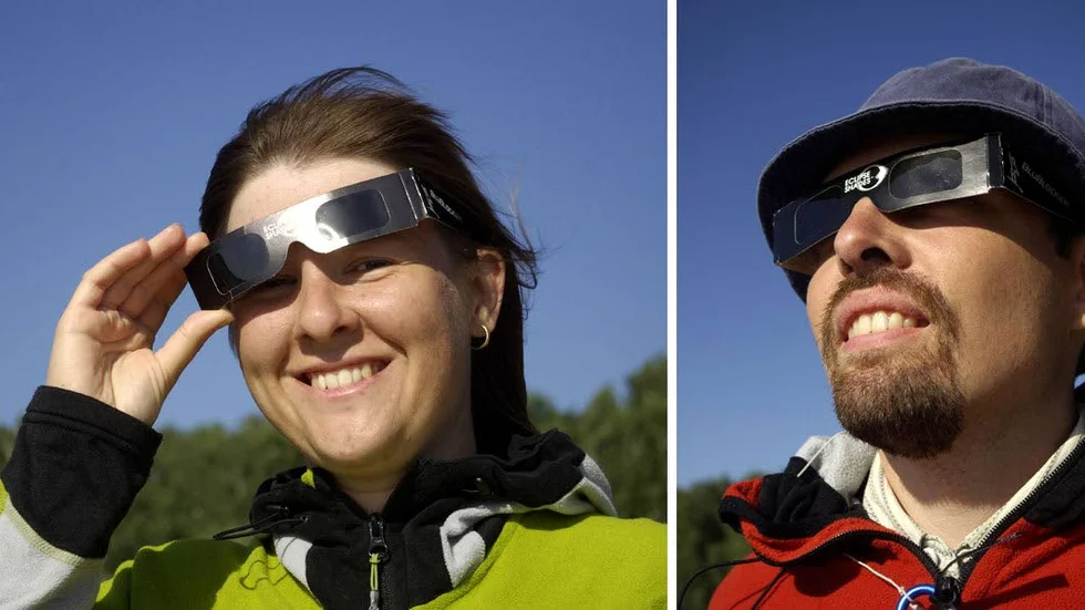 Entusiaster. Johan Kero och Csilla Szasz, verksamma vid Institutet för rymdfysik i Kiruna, har upplevt fyra totala solförmörkelser. Här tittar de på solförmörkelsen på Obreservoarens östra strand strax utanför Akademgorodok.