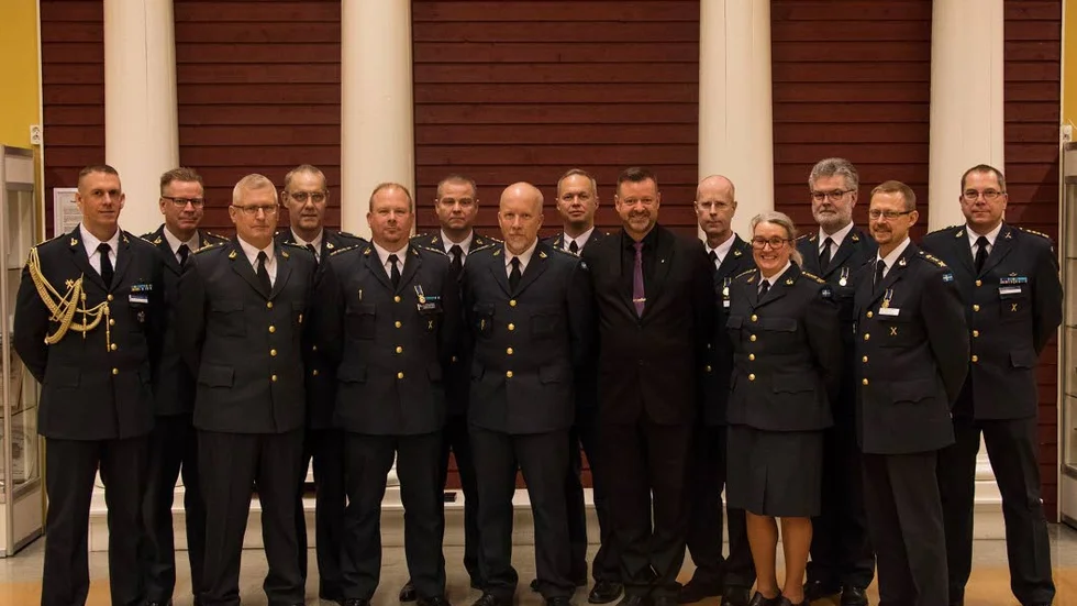 Utmärkelsen NOR(Nit och redlighet) Från vänster: Regementschef, överste Jonny Lindfors, överstelöjtnant Nils Johansson, kapten Mats Modig, löjtnant Ulf Mattsson, överstelöjtnant Stefan Hedmark, kapten Jan Eriksson, kapten Mats Henriksson, överstelöjtnant Anders Landewall, Mats Carlsson, major Mattias Uddling, kapten Maria Einarsson, kapten Jonas Larsson, överstelöjtnant Anders Killmey och regementsförvaltare Jari Mäkelä.