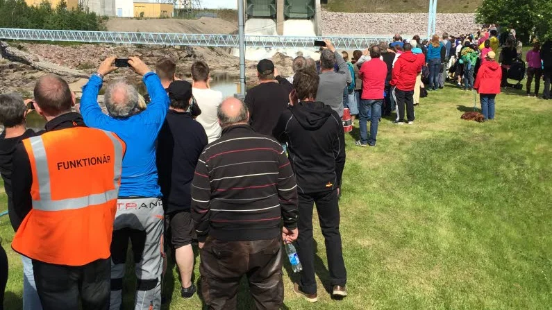 Väntan. När dammluckorna öppnas vill många se på skådespelet från första parkett.