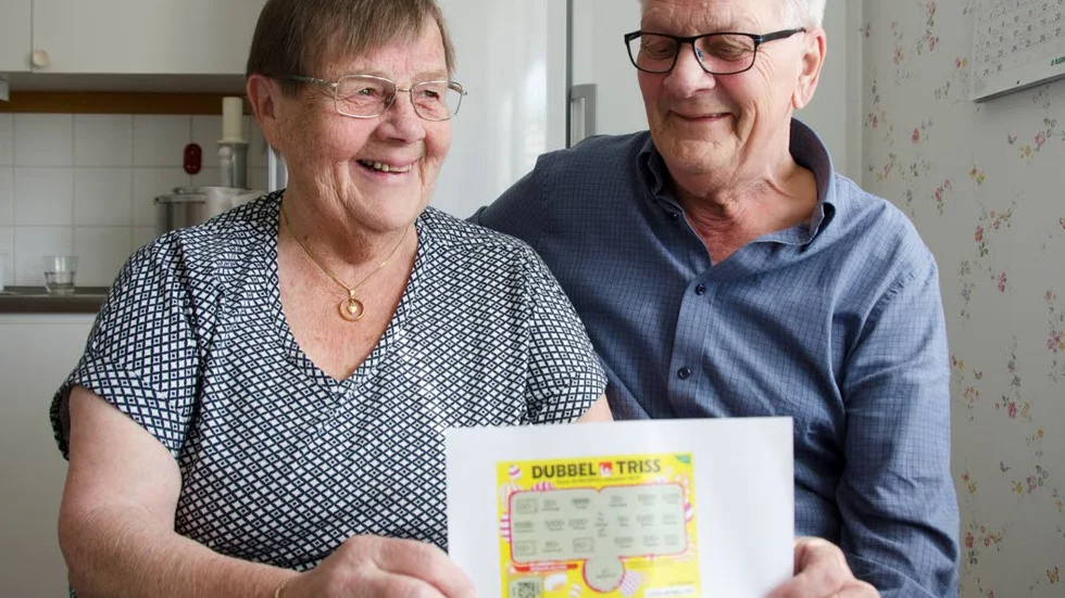 Gunnel Olsson och Holmfrid Johansson med kopia på lotten som tar dem till tv-skrapet.