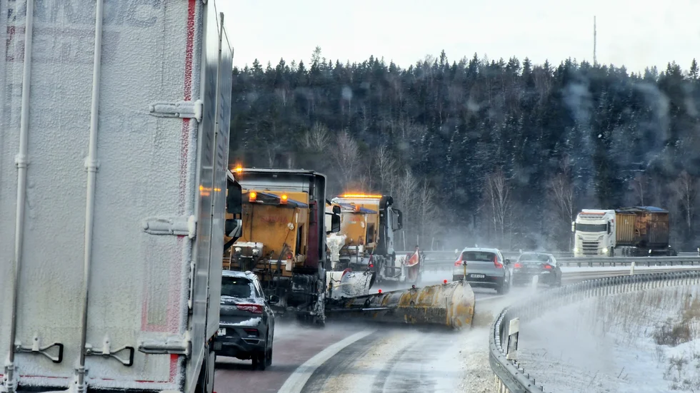 Begränsad framkomlighet på vägar som inte hunnit snöröjas är ett av problemen som SMHI varnar för under onsdagen. 