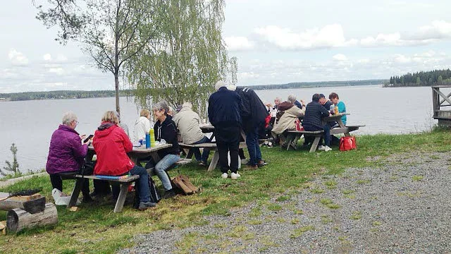 På Kängsön tändes en eld där var och en fick grilla det man tagit med sig.