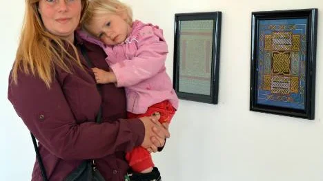 Rose-Marie Mattsin, med dottern Filippa, är fascinerad av keltiska knutar i avancerade mönster.