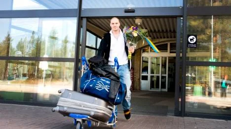 VM-hjälten är hemma igen. I går landade Johan Fransson i Luleå efter att ha firat det svenska guldet i Stockholm. Fransson har kontrakt med Luleå Hockey, men har samtidigt ögonen på sig från KHL. ”Det är alltid intressant om det är rätt förutsättningar. Jag tycker att det är världens näst bästa liga. Men jag har kontrakt med Luleå och utgår från att spela här. Sen får vi se vad som händer”, säger han.