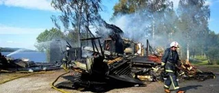 Trebarnsfamilj hemlös efter brand