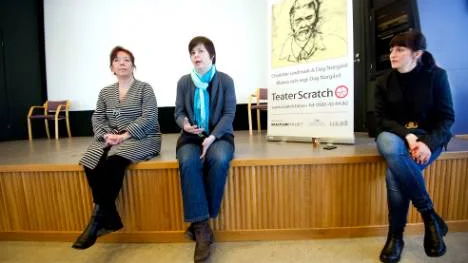 Gunborg Flygare och Heidi Kari, båda från Kiruna kommun, ser pjäsen som angelägen för att lyfta fram frågan om våld i nära relationer. Till höger: Marie Wallstén, chef för Teater Scratch.