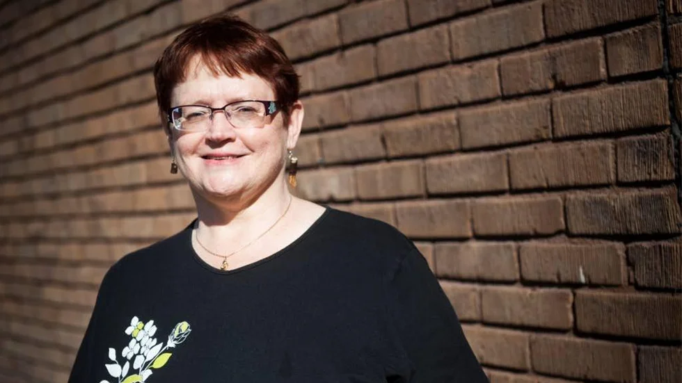 Siv Holma (V), riksdagsledamot från Kiruna, kräver svar från infrastrukturministern om de långa köerna för att köra upp.