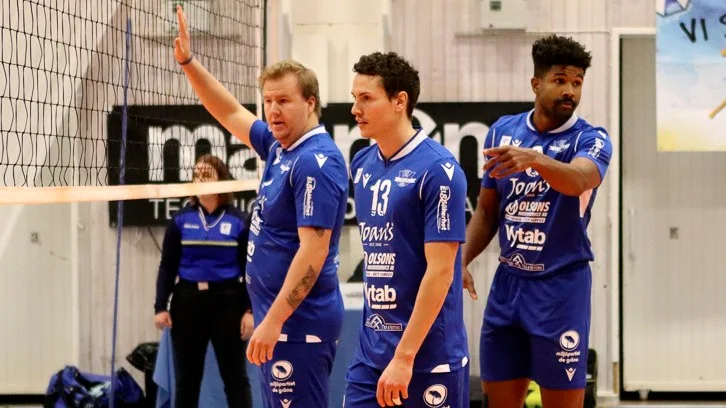 På den femte matchbollen blockade Kalle Bergström, till vänster om Joakim Lindberg och Relyea Speller, hem 3-0-segern för VVK borta mot Södertelge.