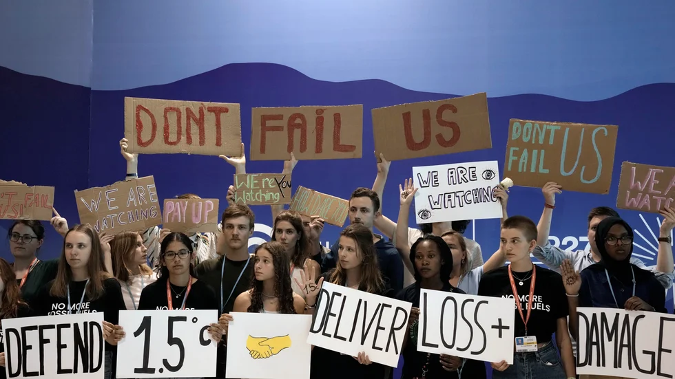 Unga aktivister i en protest under COP27 på lördagen.