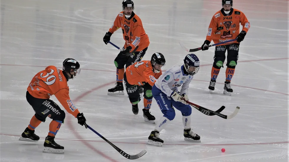 Albin Rohlén i IFK Motala sliter sig loss från Bollnäsförsvaret, men gör inte mål.