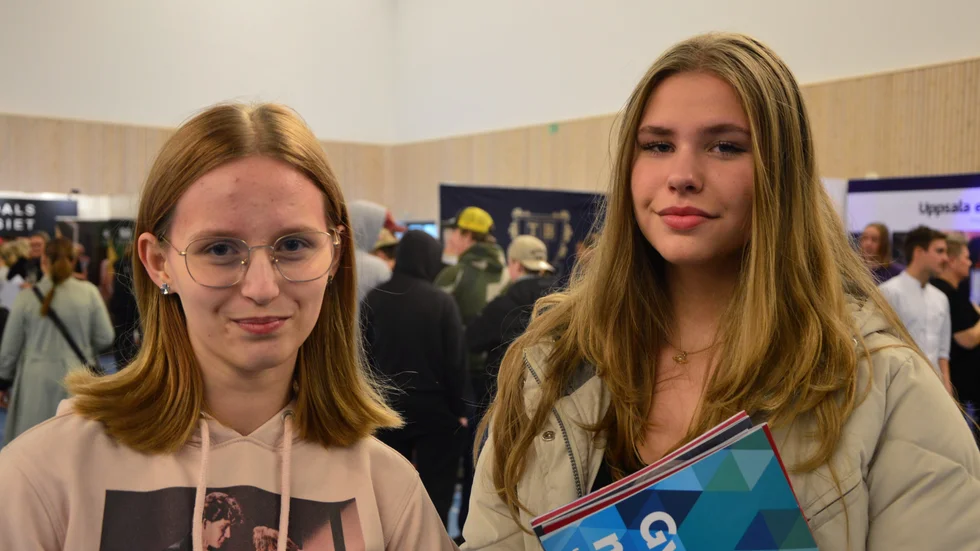 Anna och Ella går på Engelska skolan. Anna tror att hon kommer välja ekonomiprogrammet medan Ella lutar åt samhälle med beteendeinriktning, eftersom hon kanske vill jobba som psykolog i framtiden.
