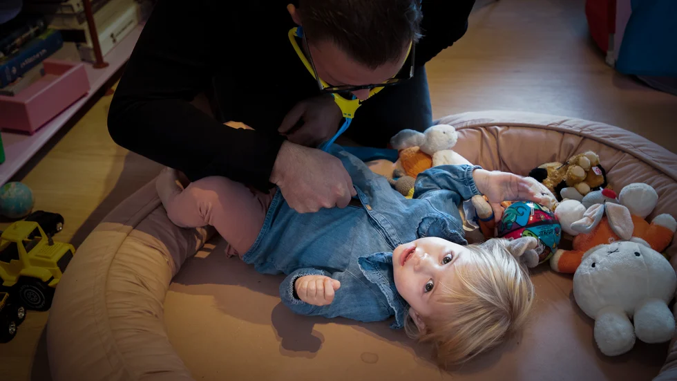 Alva lägger sig på golvet och vill att pappa Christian Moborg ska leka doktor. Hon är van. Familjen får regelbundet besök av sjukvårdspersonal i hemmet för undersökningar av Alva.
