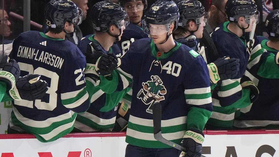 Vancouvers Elias Pettersson firar sitt första mål för kvällen.