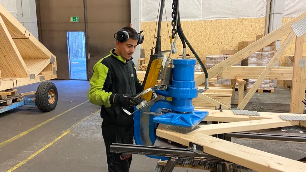 Medarbetaren "Rulle" arbetar på för fullt när Vimmerby Tidning besöker fabriken.