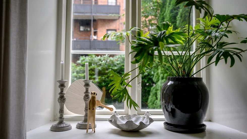 Att undvika kallras från fönstren är ett sätt att hålla värmen i huset.