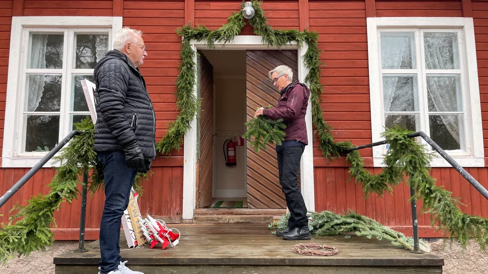 Magnus Carlsson och Marja Gullbrandson pyntar med grangirlang.