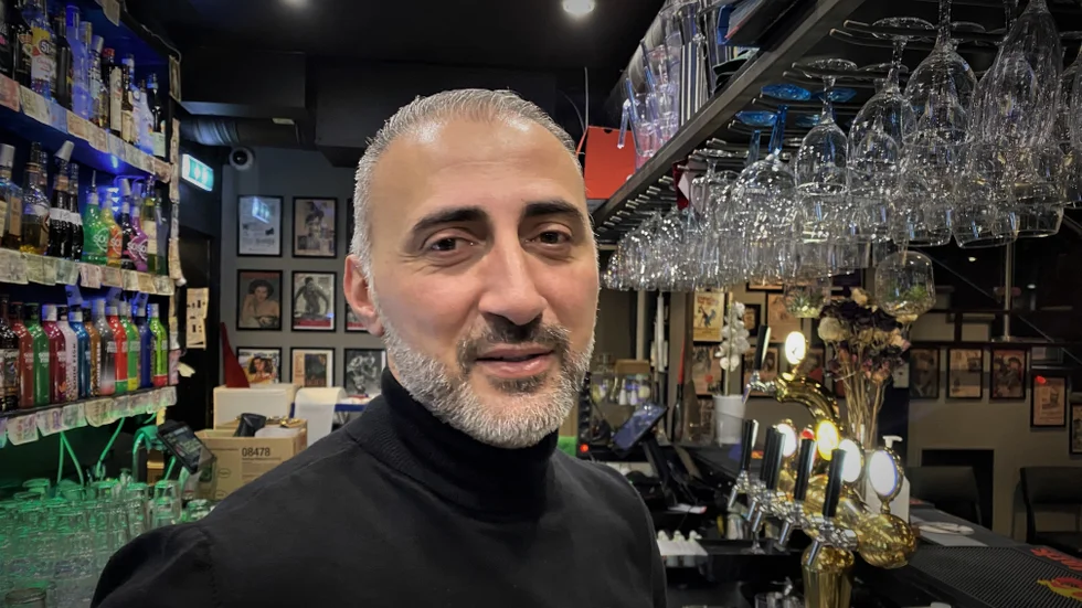 "Han blödde från midjan, men räddningstjänsten kom snabbt", säger barägaren Christian Yousef.