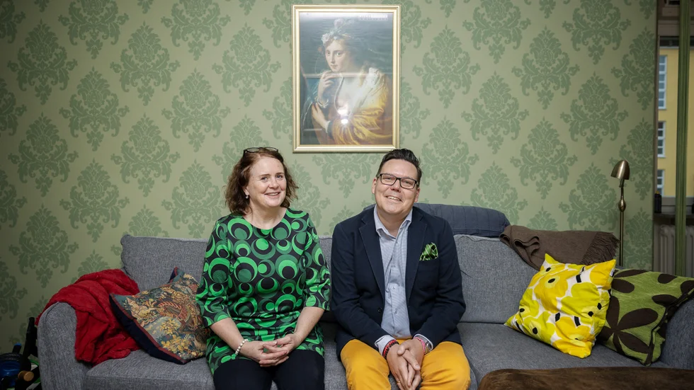 Äkta historikerparet Gudrun Andersson och Mikael Alm blev ett par på institutionen efter hans doktorandtid. Nu installeras de som professorer – samtidigt, en unik händelse i universitetets historia.