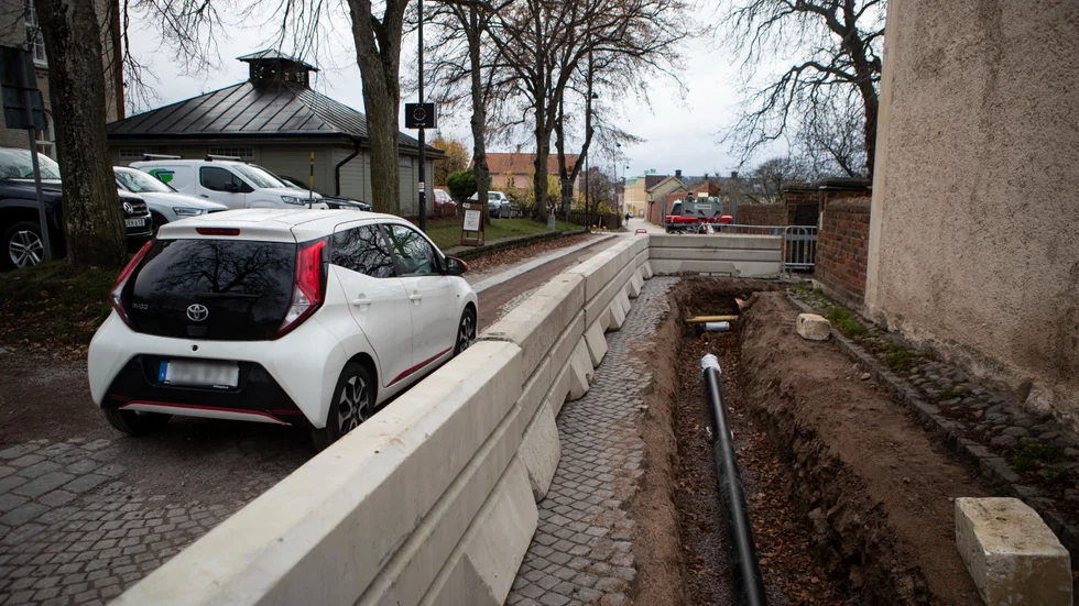 Just nu är det väldigt trängt för den som åker på Klostergatan eller vill in på parkeringen vid Rödtornet.