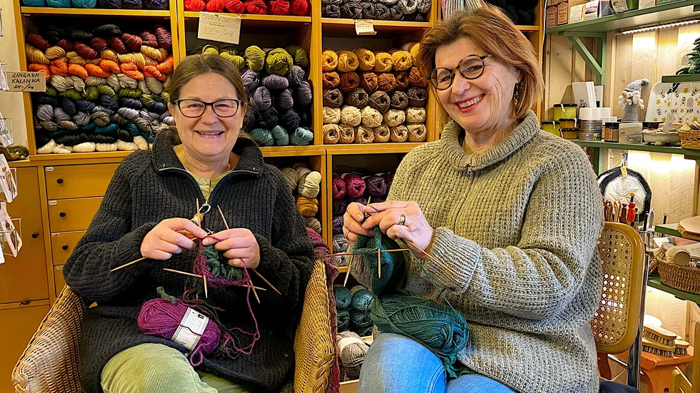 ”Det är helt fantatiskt och helt rätt. Vi märker att intresset för hantverk och hållbara produkter som kan användas länge har ökat både bland yngre och äldre” säger Lena Månsson och Elisabet Lind vid Pepparrotsstadens trädgård och hantverk.