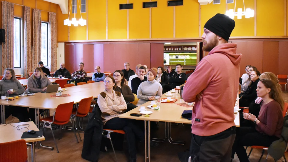 Pontus Carstedt, Wpd Scandinavia och platschef vid Tomasliden, berättade om planerna och om hur intresserade entreprenörer ska bära sig åt vid företagsfrukosten i Bastuträsk Folkets hus.