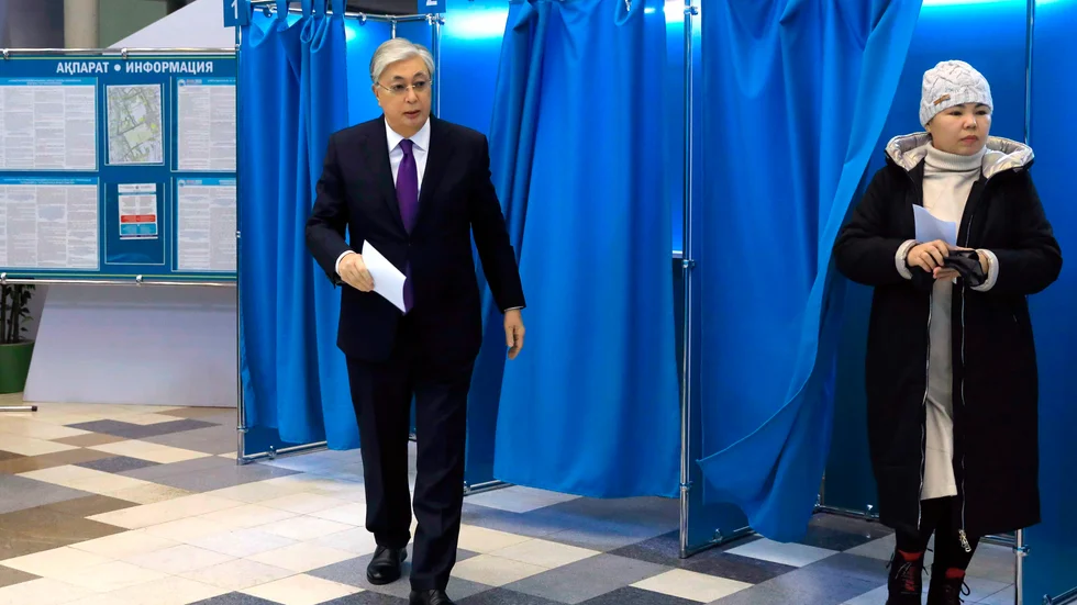 Kazakstans president Kassym-Jomart Tokajev, till vänster, röstar i söndagens val.