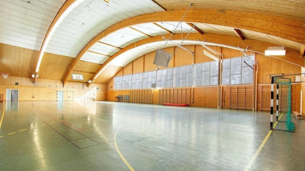 I slutet av november kom det första budet på sporthallen i Laisvall. Enligt ansvarig mäklare har intresset varit stort.