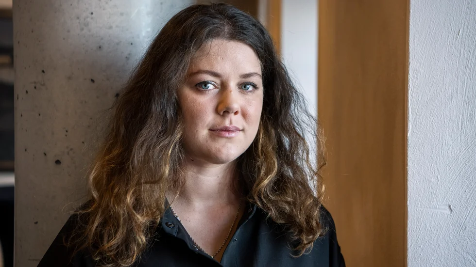 Mariia Sulialina arbetar på människorättsorganisationen Almenda. Hon ser hur aggressiv den ryska propagandan är på skolor i ryskkontrollerade områden och i ryska läger, dit tusentals barn skickats. Bilden är tagen i Stockholm den 11 oktober 2022.
