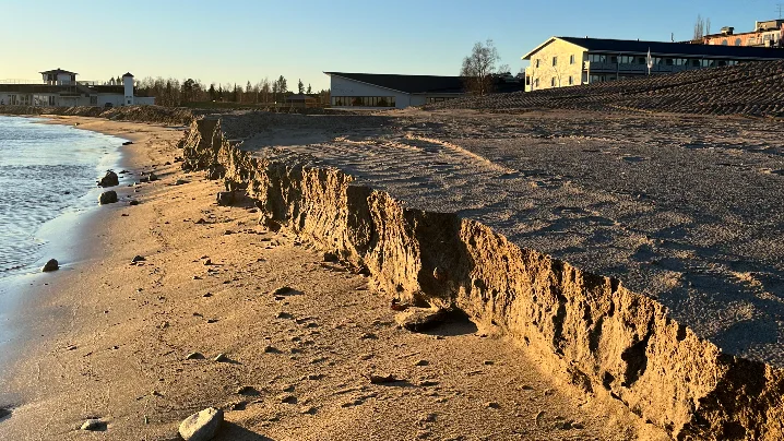 Enligt länsstyrelsens miljöhandläggare kan grävningarna i strandlinjen vara ett miljöbrott. 
