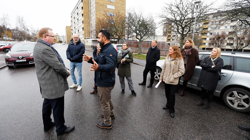 Yakup Irak vid polisens rotel för grova brott beskriver en förmodad händelsekedja för tingsrättens ledamöter.