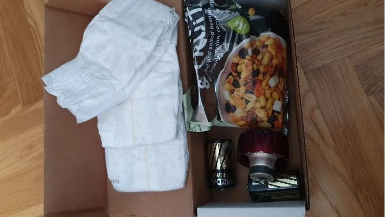 Blöjor och nötblandning låg i paketet, istället för den mobil, köparen köpt. 