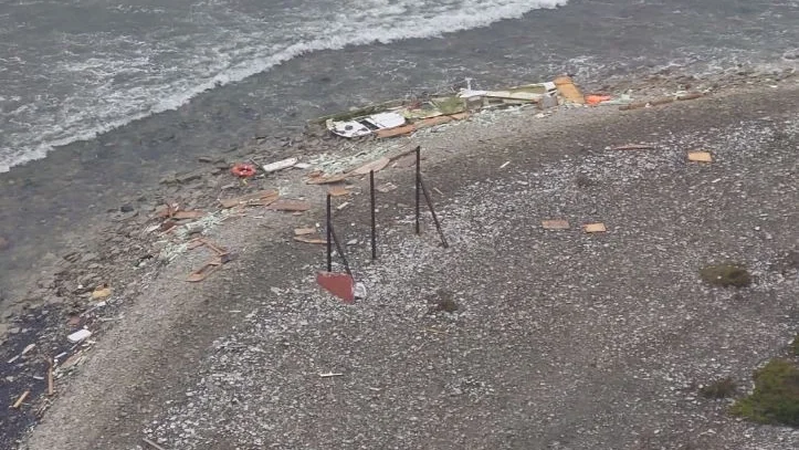En del bitar ligger på land, medan annat spridits vidare ut i havet. Katamaranen på Bungeör fotograferad förra veckan. På bilderna ser man hur vrakdelar spridits längs en lång remsa av ön.