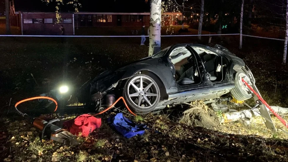 Den misstänkte mannens bil efter kraschen på Gamla Lulevägen i Boden. 
