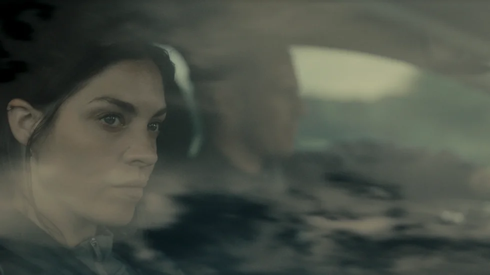 Natalie Madueño är tillbaka i rollen som psykologen Louise Bergstein i tv-serien "Den som dräper". Pressbild.