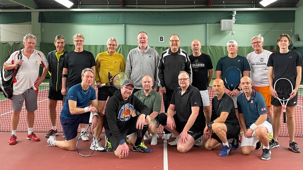 Alla deltagarna i Julblixten 2023, tävlingen som spelats i minst 50 år. Bakre raden från vänster Hannu Majehag, Max Gezelius, Stellan Tuvesson, Jan Engström, Olle Wallin, Krister Andersson, Mattias Gustafsson, Melker Frisell, Börje Illerström och Nils Gustafsson. Främre raden från vänster Henrik Carlsson, Micael Ericsson Hartman, Klas Elf, Johan Pettersson, Tony Larsson och Andreas Grahn 