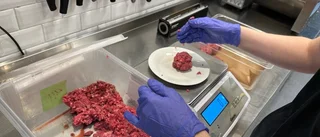 Se när EP:s reporter steker hamburgare