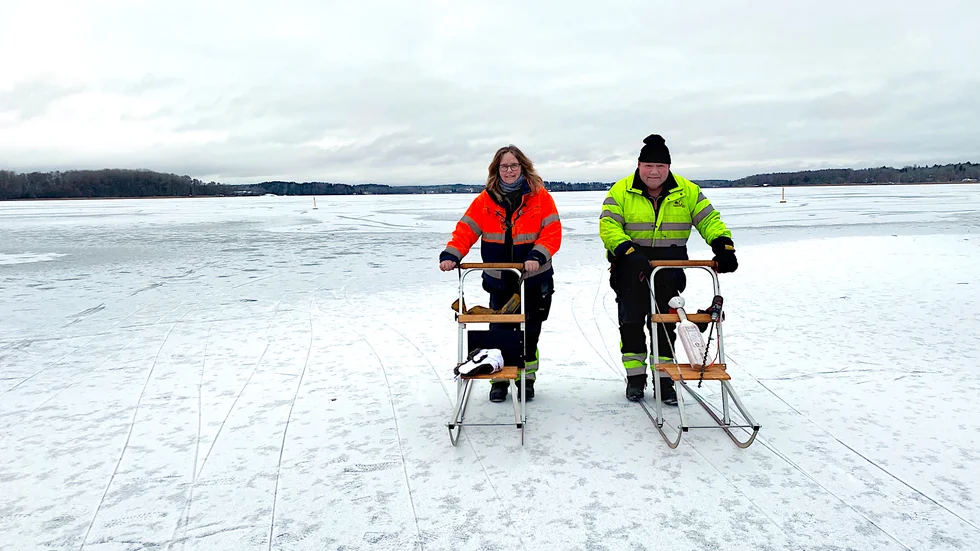 Veronica Jidebrink och "Börtan" Nilsson från kommunen kontrollerar isen i Bredsand och gör borrprov på isdjupet. Isen är upp mot 18 cm tjock ut till första ön. Även om kommunen kontrollmäter isen åker man på egen risk och säkerhetstänket är viktigt.