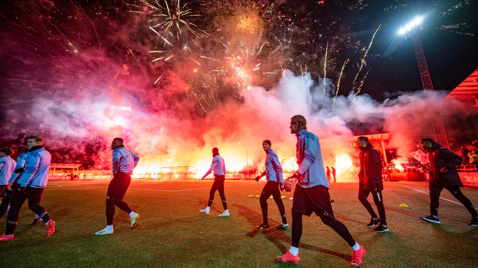 Bengaler och fyrverkerier när Malmö FF:s herr- och damlag hade traditionsenlig träningspremiär på Malmö IP på måndagskvällen.